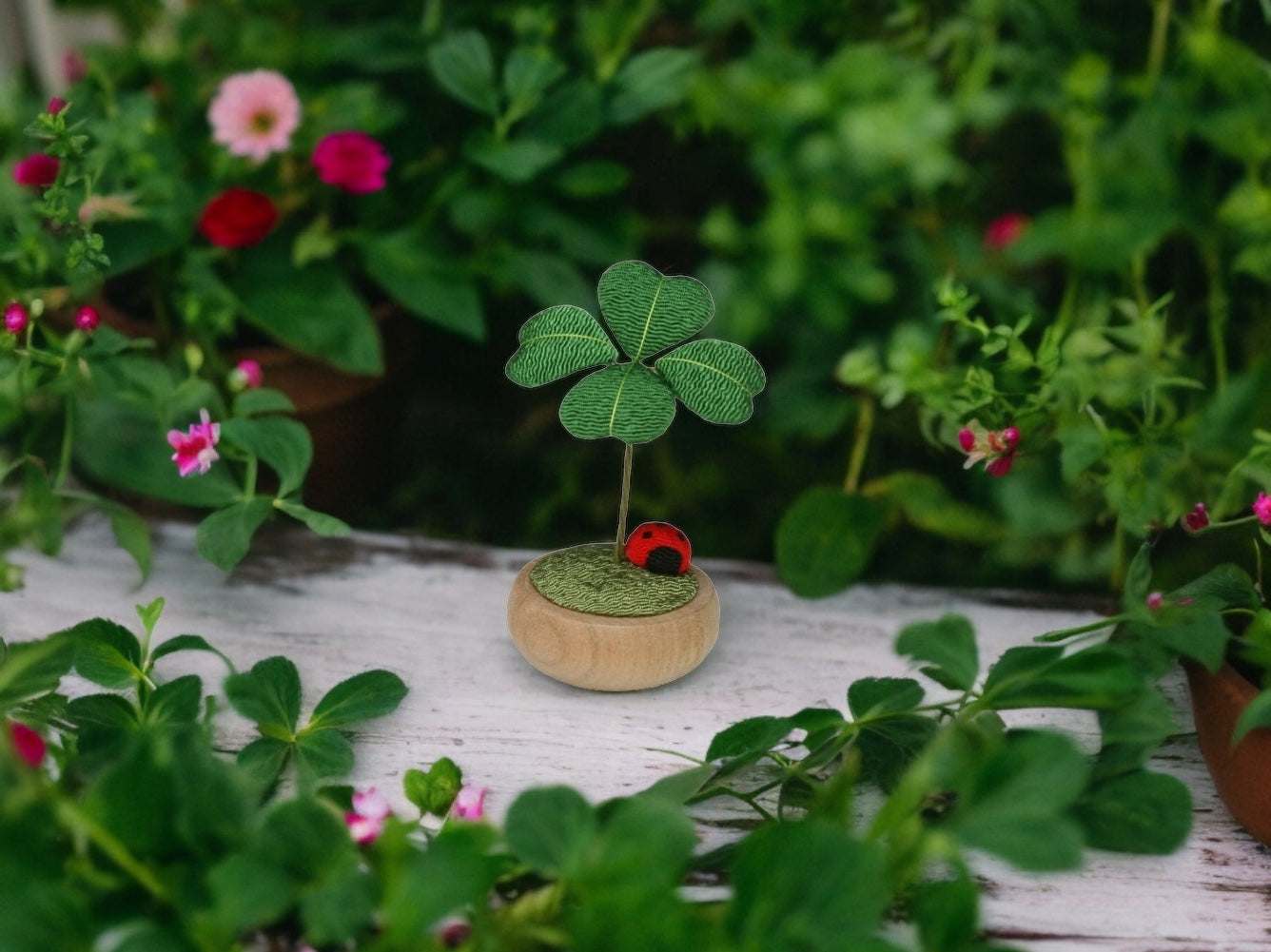 Ladybirdπβ¨ Swaying Clover: A Heartwarming Embrace ππ