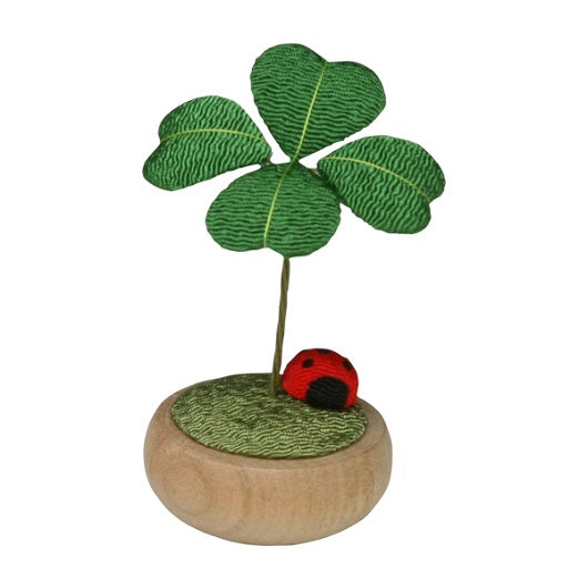 Ladybirdπβ¨ Swaying Clover: A Heartwarming Embrace ππ