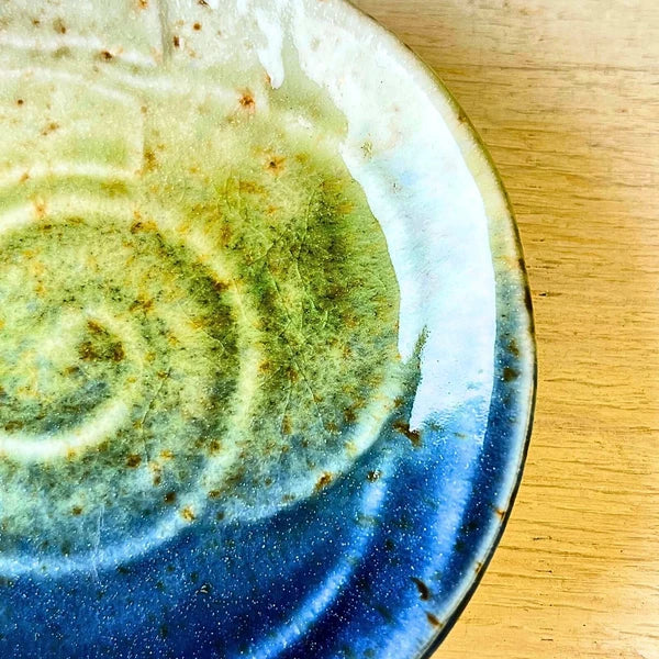 三色の釉薬が重なり合う、味わい深い美濃焼の皿鉢