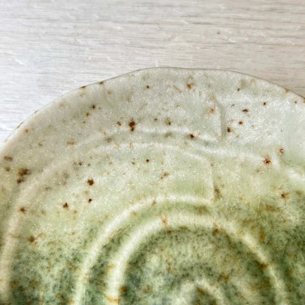 三色の釉薬が重なり合う、味わい深い美濃焼の皿鉢