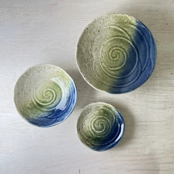三色の釉薬が重なり合う、味わい深い美濃焼の皿鉢