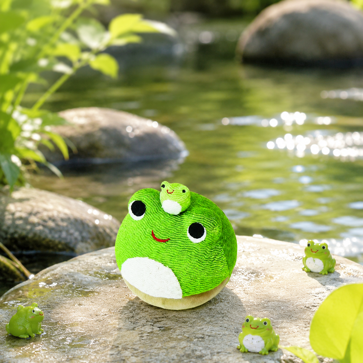 🐸🍀 Handmade Lucky Parent & Baby Frog – Japanese Chirimen Okiagari Ornament 846